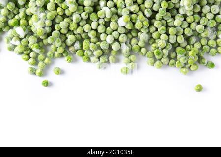 Pois verts congelés isolés sur fond blanc Banque D'Images