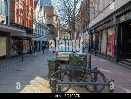 Une vue sur London Street Norwich avec des acheteurs et un vélo verrouillé à un porte-vélo Banque D'Images