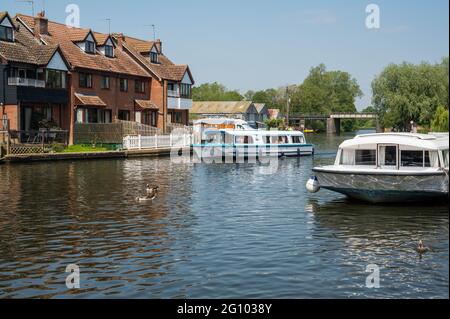 Vue sur la rivière Bure Norfolk broads depuis le pont de Wroxham Banque D'Images