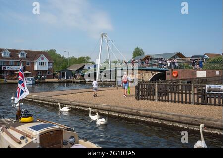 Vue sur la route de Wroxham et le pont pédastrien depuis la rivière Bure Banque D'Images