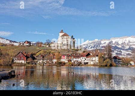 Village historique de Werdenberg avec château et lac Banque D'Images