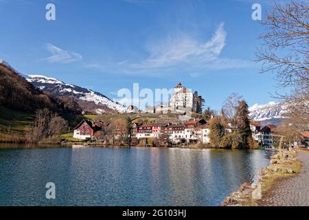 Village historique de Werdenberg avec château et lac Banque D'Images