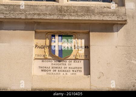 Plaque murale sur le mur des six Poor Travellers House High St Rochester. Banque D'Images