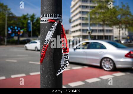 Hanovre, Allemagne. 04e juin 2021. Les restes d'un cordon de police pendent sur un poteau-lampe à une intersection. Hier, sur la route à ciel ouvert, il y a eu une confrontation entre les occupants de deux voitures au cours de laquelle un homme a été tué. Credit: Moritz Frankenberg/dpa/Alay Live News Banque D'Images