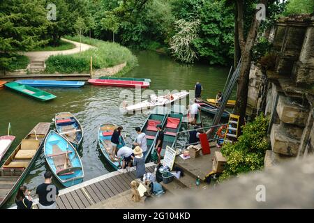 3 juin: Comme les restrictions sur les activités de plein air facilité, les punters prennent à la rivière sur un ensoleillé début d'après-midi d'été. Relâchement du verrouillage. Banque D'Images