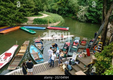 3 juin: Comme les restrictions sur les activités de plein air facilité, les punters prennent à la rivière sur un ensoleillé début d'après-midi d'été. Relâchement du verrouillage. Banque D'Images