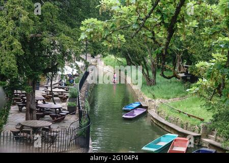 3 juin: Comme les restrictions sur les activités de plein air facilité, les punters prennent à la rivière sur un ensoleillé début d'après-midi d'été. Relâchement du verrouillage. Banque D'Images