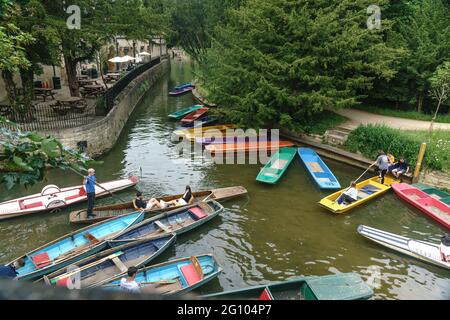 3 juin: Comme les restrictions sur les activités de plein air facilité, les punters prennent à la rivière sur un ensoleillé début d'après-midi d'été. Relâchement du verrouillage. Banque D'Images