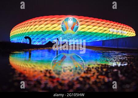 UEFA EURO 2020 à Munich avec des spectateurs ! Archiver photo :. PHOTOMONTAGE: Muenchen restera-t-il l'hôte de l'EM? L'Union européenne de football a accru la pression sur le site EM allemand de Munich et a fixé un délai pour une garantie de spectateur. Aujourd'hui 23.04. L'UEFA veut décider si Munich restera le lieu de trois matchs préliminaires et d'une photo d'archive en quart de finale : l'Allianz Arena brille dans les couleurs de l'arc-en-ciel comme un signe de tolérance et contre la discrimination. Vue d'ensemble, vue extérieure. Football 1. Bundesliga saison 2020/2021, 19.matchday, matchda19, FC Bayern Munich-TSG 1 Banque D'Images