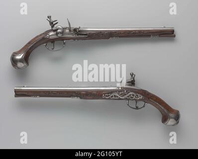 Pistolet de vol. Partie d'un couple. La serrure est pratiquement à cheveux; signé. La boucle est estampée de louanges ramifiées et d'un dragon, équipé d'un grain de fer et estampillée avec l'arme de Maastricht. La fiole est coupée en tranches de feuilles. La pâte de fer comprend une plaque à vis sous forme de tuyau de mer, mais sans tête et équipée d'ajour tracts transformés, la queue de la boucle avec la décoration sous forme d'oignon avec l'inscription N 39, Et la plaque de rafle plate avec UN masque avec des feuilles d'acanthus autour de lui. Banque D'Images