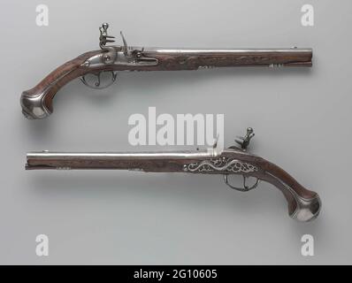 Pistolet de vol. Partie d'un couple. La serrure est pratiquement à cheveux; signé. La boucle est estampée de louanges ramifiées et d'un dragon, équipé d'un grain de fer et estampillée avec l'arme de Maastricht. La fiole est coupée en tranches de feuilles. La pâte de fer comprend une plaque à vis sous forme de tuyau de mer, mais sans tête et équipée d'ajour tracts transformés, la queue de la boucle avec la décoration sous forme d'oignon avec l'inscription N 39, Et la plaque de rafle plate avec UN masque avec des feuilles d'acanthus autour de lui. Banque D'Images