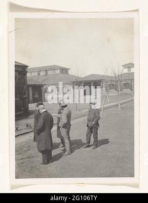 Installation de Shanghai. Visite d'une compagnie pétrolière chinoise probablement. Cinq hommes, dont Henri Deterding, reçoivent une visite. Partie de l'album de Foto de Dolph Kessler avec des enregistrements qu'il a fait pendant son séjour en Angleterre et lors d'un voyage du monde qu'il a entrepris aux pays-Bas-Inde, Japon, Chine et États-Unis comme secrétaire d'Henri Deterding (directeur de Royal Oil), entre 1906 et 1908. Banque D'Images