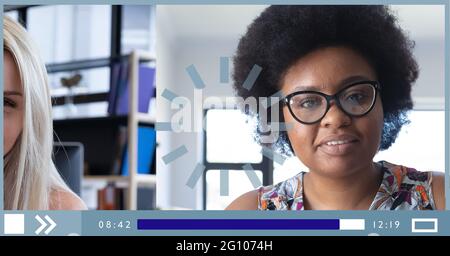 Composition de deux femmes d'affaires ayant des appels vidéo sur l'écran d'interface de lecture vidéo Banque D'Images