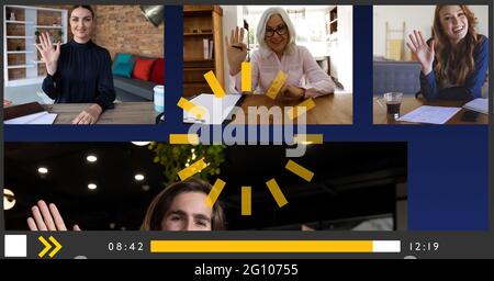 Composition d'un groupe d'hommes d'affaires ayant des appels vidéo sur écran d'interface de lecture vidéo Banque D'Images