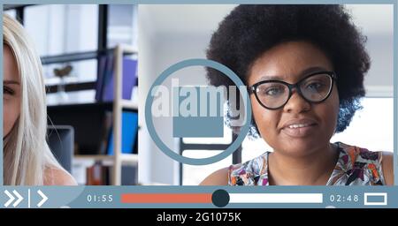 Composition de deux femmes d'affaires ayant des appels vidéo sur l'écran d'interface de lecture vidéo Banque D'Images