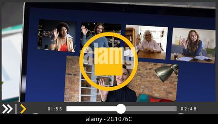 Composition d'un groupe d'hommes d'affaires ayant des appels vidéo sur écran d'interface de lecture vidéo Banque D'Images