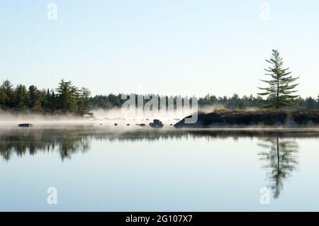 Réflexions matinales sur le lac Three River, région sauvage de Tobeatic, Nouvelle-Écosse, Canada Banque D'Images