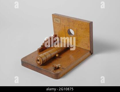 Ou UN canon de chargement de culasse à 24 lires. Modèle d'un pistolet de recharge de 24 livres de la part du navire, incomplet. La boucle mesure 30.5 cm de long et a un calibre de 14 mm. Le raisin a été remplacé par un support en laiton, probablement pour la manipulation de la pièce finale. Une cale à travers les kulas maintient la pièce de verrouillage en place ; la pièce finale se compose du support et du fond de la pièce, qui est tiré vers l'arrière des kulas. Seule une joue a été préservée de l'affit. La partie du navire est une représentation schématique d'un morceau de pont et d'un port de canon avec une ouverture ronde, dont le diamètre extérieur est de Banque D'Images