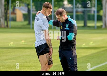 Vienne, Autriche. 3 juin 2021. Marko Arnautovic (L) d'Autriche s'entretient avec l'entraîneur d'équipe Franco Foda lors d'une session de formation à Vienne (Autriche), le 3 juin 2021. Le joueur national de football autrichien Marko Arnautovic, sous contrat avec le Shanghai Port FC dans la Super League (CSL) de l'Association chinoise de football, a commencé la préparation de l'UEFA EURO 2020 qui commencera le 11 juin. Credit: Georges Schneider/Xinhua/Alay Live News Banque D'Images