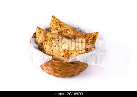 Empanadas chiliennes traditionnelles dans un panier isolé sur fond blanc Banque D'Images