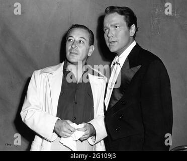 GEORGE RAFT et ORSON WELLES sur le terrain Candid pendant le tournage de SUIVRE LES GARÇONS 1944 réalisateur A. EDWARD SUTHERLAND producteur Charles K. Feldman robes Vera West Universal Pictures Banque D'Images