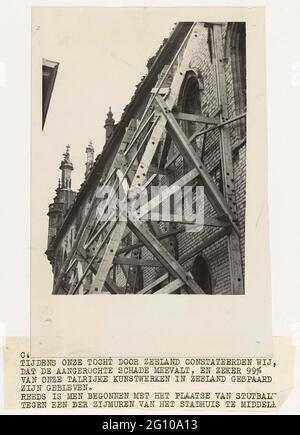 Hôtel de ville cassé de Middelburg. Stuckrevers un mur latéral de l'hôtel de ville de Middelburg. L'hôtel de ville a été gravement endommagé après des batailles en Zélande après le 15 mai 1940. Bande de texte de la photo bloquée. Banque D'Images