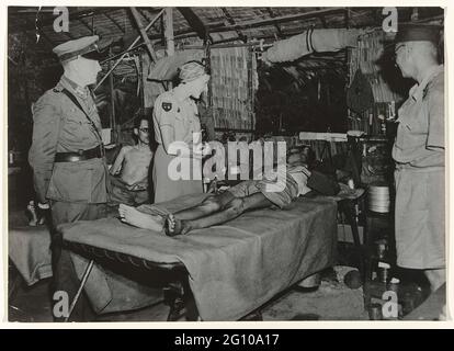 Visite de la Croix-Rouge à des ex-prisonniers de guerre hollandais. Visite de la Croix-Rouge à un cyclopital anglais avec des prisonniers d'ex-guerre hollandais dans les Antilles néerlandaises. Banque D'Images