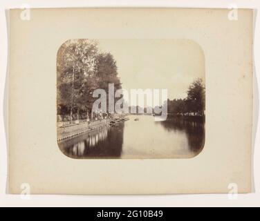 Le Mas Kali. Le Mas Kali à Surabaya avec un haut mur de quai et des arbres sur la gauche. Un certain nombre de preugs sont amarrés dans la rivière. Des deux côtés se trouvent les ombres des arbres dans l'eau. Partie de l'album photo des fabricants Surabayasche Vereeniging van Sugar offert à Frederik Beyerinck, résident de Surabaya. Banque D'Images