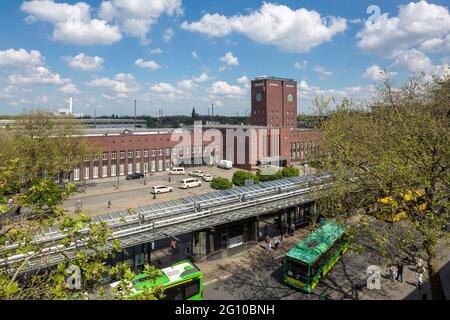 Allemagne, Oberhausen, Alt-Oberhausen, région de la Ruhr, Basse-Rhin, Rhénanie-du-Nord-Westphalie, NRW, gare centrale à la place Willy Brandt, bâtiment de la gare et tour de l'horloge, bâtiment en brique, terminal de bus, bus publics, station de taxi, taxis, ciel bleu, cumulus nuages Banque D'Images