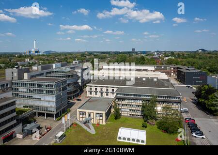 Allemagne, Oberhausen, Alt-Oberhausen, Oberhausen-Lirich, région de Ruhr, Rhin inférieur, Rhénanie-du-Nord-Westphalie, NRW, quartier 231, Parc d'affaires pour la location de bureaux, l'ancien Babcock Borsig AG, fabricant de chaudières à vapeur, blocs de bureaux et bâtiments administratifs, derrière l'usine d'incinération des déchets GMVA Banque D'Images