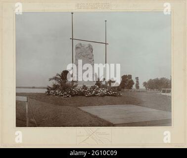 Couverts n° 217, Service 1903, 1905. Photo sur carton de travaux de génie hydraulique (pour la séparation entre Maas et Waal). Texte au-dessus de la photo, sous la photo une fiche de situation. Inscription; b.: 'La pierre commémorative des Maaszijde vue le 17 août 1904. Signé et daté. Banque D'Images