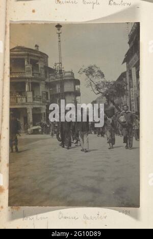 Quartier chinois de Hong Kong. Le quartier chinois de Hong Kong. Partie de l'album de Foto de Dolph Kessler avec des enregistrements qu'il a fait pendant son séjour en Angleterre et lors d'un voyage du monde qu'il a entrepris aux pays-Bas-Inde, Japon, Chine et États-Unis comme secrétaire d'Henri Deterding (directeur de Royal Oil), entre 1906 et 1908. Banque D'Images