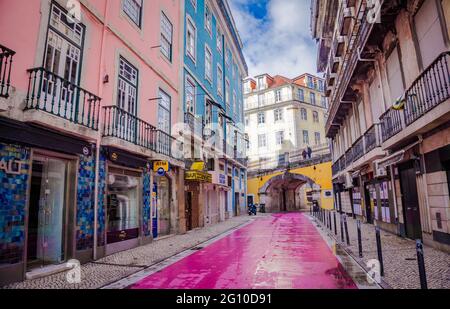 LISBONNE, PORTUGAL - 25 MARS 2017 : Rua Nova do Carvalho - rue rose de Lisbonne avec bars. Le coeur de la vie nocturne de Lisbonne dans la journée sans personne Banque D'Images