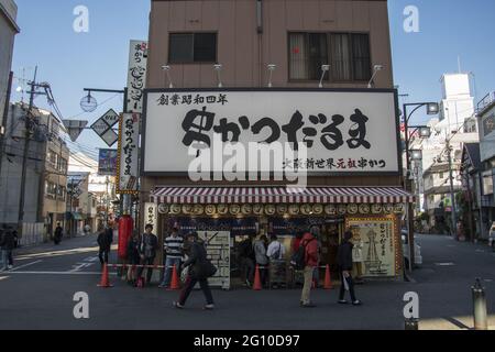 OSAKA, JAPON - 06 décembre 2019 : Osaka, Japon - 02 décembre 2019 : Shinsekai Ganso kushikatsu Daruma store sign Banque D'Images