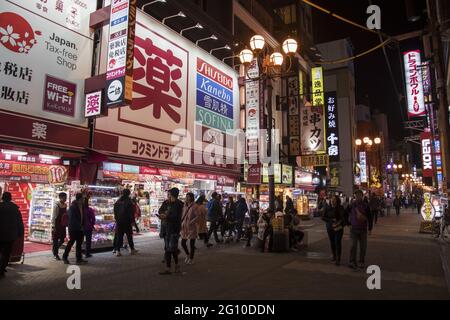 OSAKA, JAPON - 16 décembre 2019 : Osaka, Japon - 27 novembre 2019 : magnifique vue sur le paysage du magasin japonais avec une foule de gens et de touristes à Dotonburi wa Banque D'Images