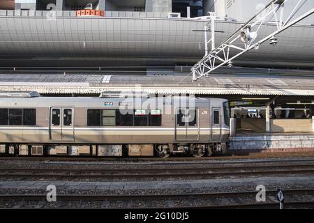 KYOTO, JAPON - 16 décembre 2019 : Kyoto, Japon - 27 novembre 2019 : train en attente de passagers à la gare de Kyoto, Japon. Banque D'Images