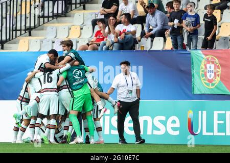 MARIBOR, SLOVÉNIE - 03 JUIN : Fabio Vieira, du Portugal, fête avec ses coéquipiers après avoir marquant le premier but de son équipe lors du championnat européen des moins de 21 ans de l'UEFA 2021 demi-finale entre l'Espagne et le Portugal au Stadion Ljudski vrt le 3 juin 2021 à Maribor, Slovénie. (Photo de Grega Valancic/MB Media) Banque D'Images