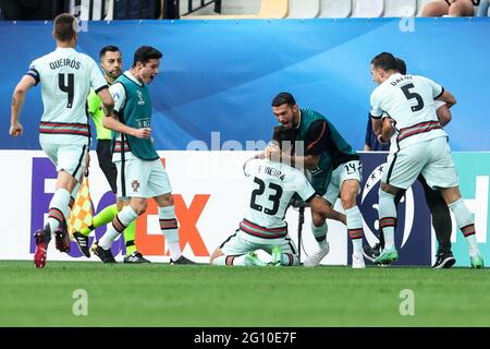 MARIBOR, SLOVÉNIE - 03 JUIN : Fabio Vieira, du Portugal, fête avec ses coéquipiers après avoir marquant le premier but de son équipe lors du championnat européen des moins de 21 ans de l'UEFA 2021 demi-finale entre l'Espagne et le Portugal au Stadion Ljudski vrt le 3 juin 2021 à Maribor, Slovénie. (Photo de Grega Valancic/MB Media) Banque D'Images