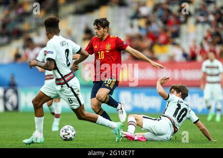 MARIBOR, SLOVÉNIE - JUIN 03 : Gonzalo Villar d'Espagne contre Daniel Braganca du Portugal lors du championnat européen des moins de 21 ans 2021 de l'UEFA demi-finale entre SF1 et SF2 à Stadion Ljudski vrt le 3 juin 2021 à Maribor, Slovénie. (Photo de Grega Valancic/MB Media) Banque D'Images