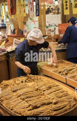 KYOTO, JAPON - 18 décembre 2019 : Kyoto, Japon - 26 novembre 2019 : vendeur préparant le légume mariné au stand. Banque D'Images