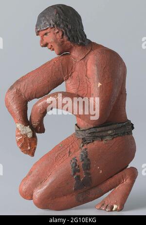 Un Indien assis. Une figure lâche d'un Diorama de Gerrit Schouten, représentant un Indien, assis sur ses genoux. Il porte du cuir et du tissu. L'attitude de ses bras et de ses mains montre qu'il remuait à l'origine dans un pot. Ce pot est manquant. Banque D'Images