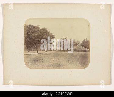Une entrée au Kratan, le Palais du Sultan. Une entrée au Kratan, le Palais du Sultan. Au premier plan une grande pelouse avec un arbre avec trois indigènes. En arrière-plan l'entrée du palais. Partie de l'album photo des fabricants Surabayasche Vereeniging van Sugar offert à Frederik Beyerinck, résident de Surabaya. Banque D'Images
