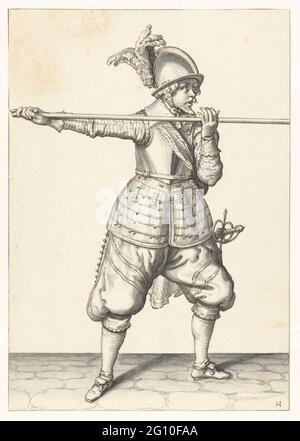 Soldat portant sa brochette avec les deux mains horizontalement à hauteur d'épaule, sa main droite au pied de l'arme; dessins de conception pour l'opération d'armes de Jacob de Gheyn (II). Un soldat, pour les pieds, qui porte une brochette (lance) avec les deux mains horizontalement à hauteur d'épaule, sa main droite au pied de l'arme. C'est le troisième acte pour abaisser la brochette à continuer sous un gain. Dessin de conception de la plaque 14 dans les instructions de manipulation de la brochette dans l'opéra d'armes de J. de Gheyn (1607). Warness autour de 1600. Conception d'une impression. Banque D'Images