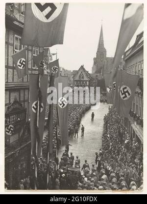 Célébration du millième anniversaire du Reich allemand. Dans la période qui a précédé la deuxième Guerre mondiale, le régime nazi a organisé des réunions de masse soigneusement orchestrées. La manière et l'ampleur sans précédent sur lesquelles le régime s'est manifesté ont attiré l'attention des agences de presse étrangères, telles que l'Associated Press, qui ont pris cette photo. Le millième anniversaire de la mort de Heinrich i a été célébré sur la place du marché à Quedlinburg, en Allemagne. Ce roi symbolisait la naissance du troisième Reich et le désir allemand d'expansion. Banque D'Images