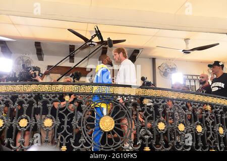 Miami Beach, Floride, États-Unis. 03ème juin 2021. Floyd Mayweather (L) et Logan Paul affrontent pendant la disponibilité des médias avant leur match de boxe du 6 juin à la 03 Villa Casa Casuarina, à l'ancienne résidence Versace de Miami Beach, en Floride, à la Villa Casa Casuarina. 2021 Crédit : Mpi10/Media Punch/Alamy Live News Banque D'Images