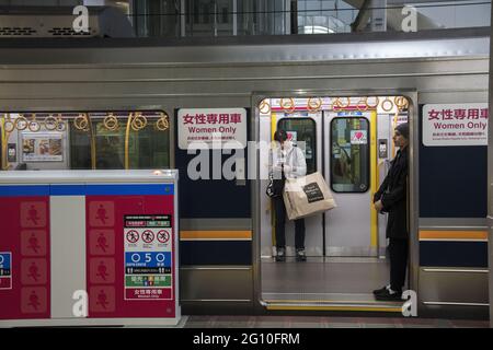 KYOTO, JAPON - 16 décembre 2019: Kyoto, Japon - 27 novembre 2019: Métro avec marquage pour les wagons "femmes seulement" dans les transports en commun de Kyoto, Japon. Banque D'Images