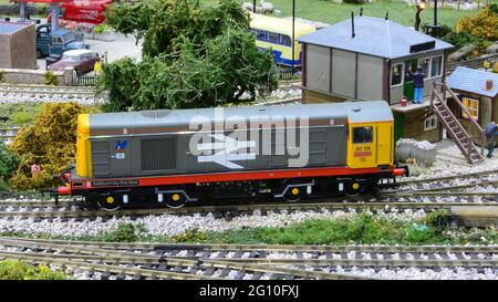 Un modèle diesel de classe 20 en gris Railfreight. Banque D'Images