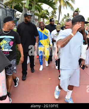 Miami Beach, Floride, États-Unis. 03ème juin 2021. Floyd Mayweather part après avoir pris part à la disponibilité des médias avant le match de boxe du 6 juin à l'exposition, le 03 juin 2021, à la Villa Casa Casuarina, dans l'ancien manoir Versace de Miami Beach, en Floride. Crédit : Mpi10/Media Punch/Alamy Live News Banque D'Images