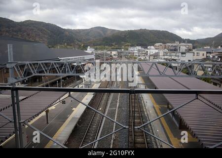 KYOTO, JAPON - 18 décembre 2019 : Kyoto, Japon - 27 novembre 2019 : gare Saga Arashiyama à Kyoto, Japon. Banque D'Images