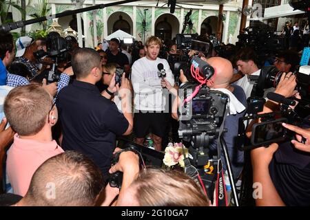 Miami Beach, Floride, États-Unis. 03ème juin 2021. Logan Paul participe à la disponibilité des médias avant son match de boxe du 6 juin contre Floyd Mayweather le 03 juin 2021 à la Villa Casa Casuarina de l'ancien manoir Versace à Miami Beach, en Floride. Crédit : Mpi10/Media Punch/Alamy Live News Banque D'Images